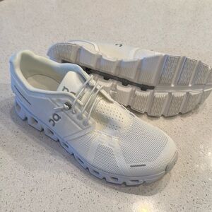ON Cloud 5 .. Never worn